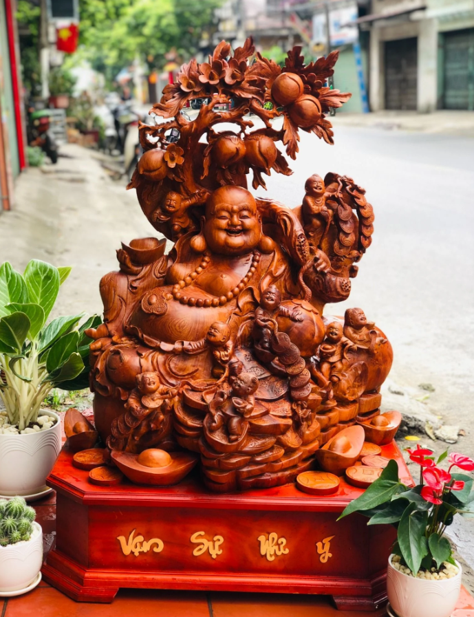 Tượng Phật Di Lặc ngồi gốc đào.png